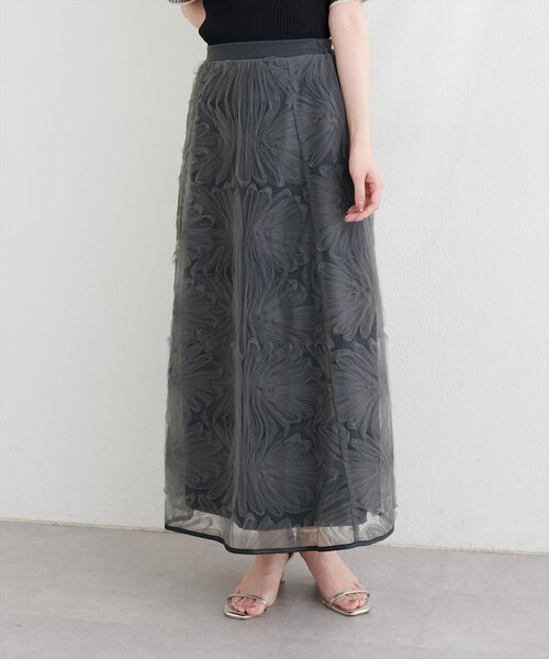 natural couture(ナチュラルクチュール)の「フラワーチュールスカート(スカート・レディース・オフホワイト/チャコールグレー/サックスブルー・FREE)」の3枚目の写真
