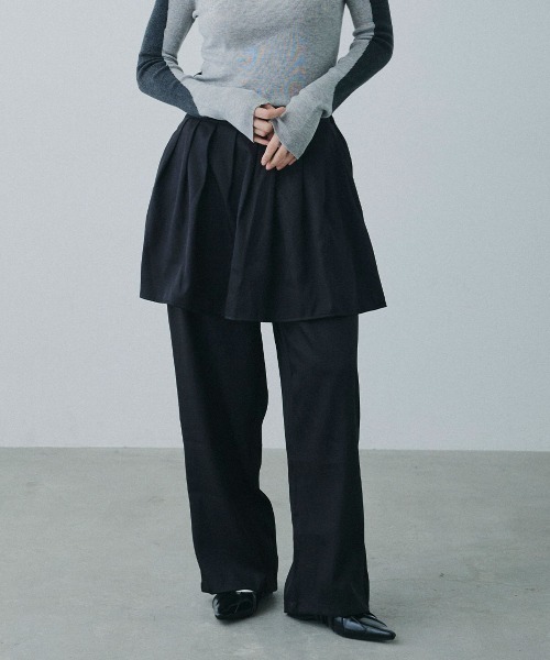 Clum(クルム)の「wrap design wide slacks / ラップデザインワイドスラックス(スラックス・レディース・ブラック/チャコールグレー・FREE)」の2枚目の写真