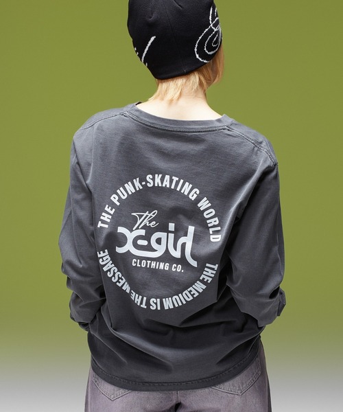 X-girl(エックスガール)の「PIGMENT DYED POCKET L/S TEE(Tシャツ/カットソー・レディース・パープル/ブラック/ブラウン・L/M/S)」の2枚目の写真