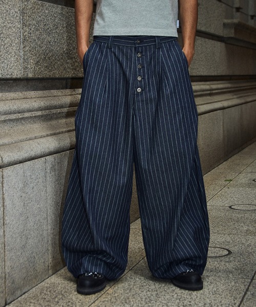 kutir(クティール)の「STRIPED CURVE SILHOUETTE BUGGY DENIM/ストライプカーブシルエットバギーデニム(デニムパンツ・メンズ・インディゴブルー/ブラック・SMALL/MEDIUM/LARGE)」の2枚目の写真