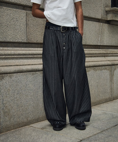 kutir(クティール)の「STRIPED CURVE SILHOUETTE BUGGY DENIM/ストライプカーブシルエットバギーデニム(デニムパンツ・メンズ・インディゴブルー/ブラック・SMALL/MEDIUM/LARGE)」の4枚目の写真