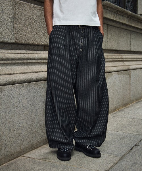 kutir(クティール)の「STRIPED CURVE SILHOUETTE BUGGY DENIM/ストライプカーブシルエットバギーデニム(デニムパンツ・メンズ・インディゴブルー/ブラック・SMALL/MEDIUM/LARGE)」の5枚目の写真