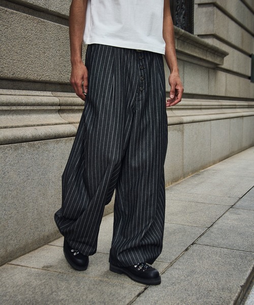 kutir(クティール)の「STRIPED CURVE SILHOUETTE BUGGY DENIM/ストライプカーブシルエットバギーデニム(デニムパンツ・メンズ・インディゴブルー/ブラック・SMALL/MEDIUM/LARGE)」の7枚目の写真