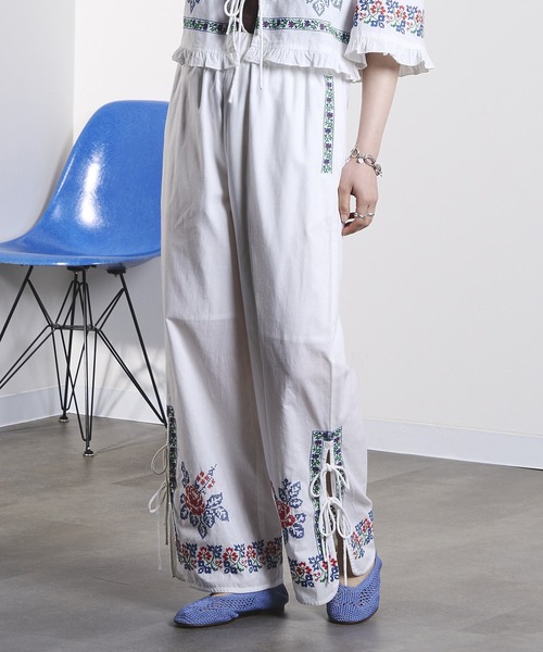 ROSE BUD(ローズバッド)の「EMBROIDERY RIBBON PANTS(その他パンツ・レディース・ブラック/ホワイト・ONE SIZE)」の1枚目の写真