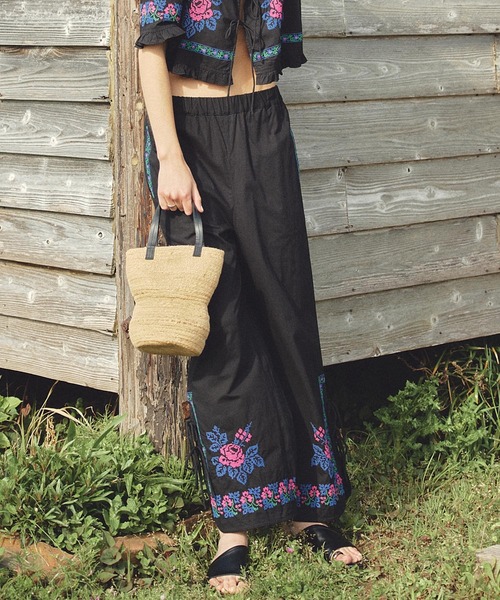 ROSE BUD(ローズバッド)の「EMBROIDERY RIBBON PANTS(その他パンツ・レディース・ブラック/ホワイト・ONE SIZE)」の3枚目の写真
