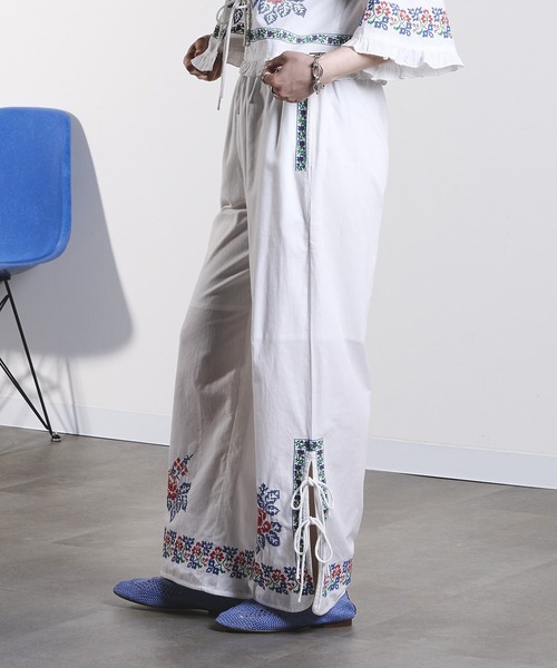 ROSE BUD(ローズバッド)の「EMBROIDERY RIBBON PANTS(その他パンツ・レディース・ブラック/ホワイト・ONE SIZE)」の6枚目の写真
