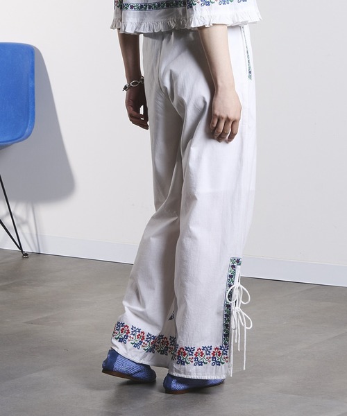 ROSE BUD(ローズバッド)の「EMBROIDERY RIBBON PANTS(その他パンツ・レディース・ブラック/ホワイト・ONE SIZE)」の7枚目の写真