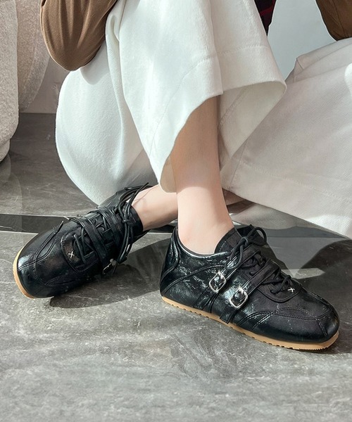Lace Ladies(レースレディース)の「パテント調 ダブルストラップ付き レースアップ スニーカー(スニーカー・レディース・アイボリー/レッド/ブラック・23cm/24cm/24.5cm/25cm/23.5cm/22.5cm)」の1枚目の写真