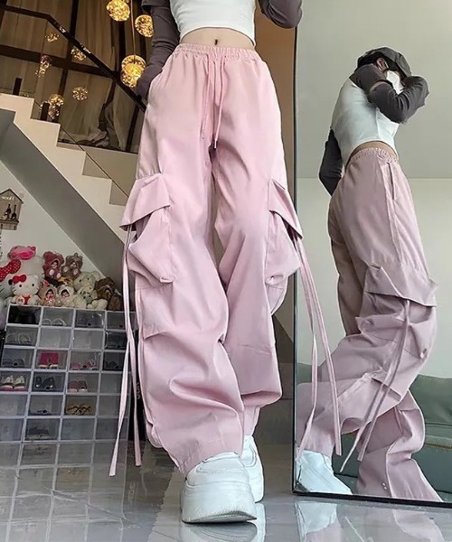 boemy(ボエミー)の「ルーズシルエット カーゴパンツ(カーゴパンツ・レディース・イエロー/ピンク/ブルー/ブラック・M/L)」の4枚目の写真