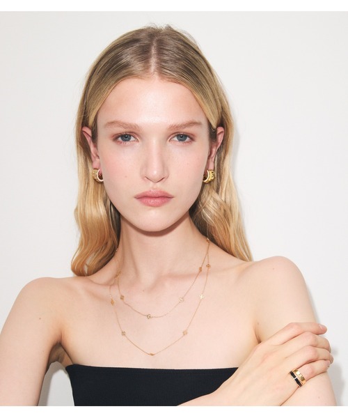 TORY BURCH（トリーバーチ）の「アイコン エナメル ダブルフープピアス（ピアス（両耳用）・レディース・シルバー系・ONE SIZE）」の3枚目の写真