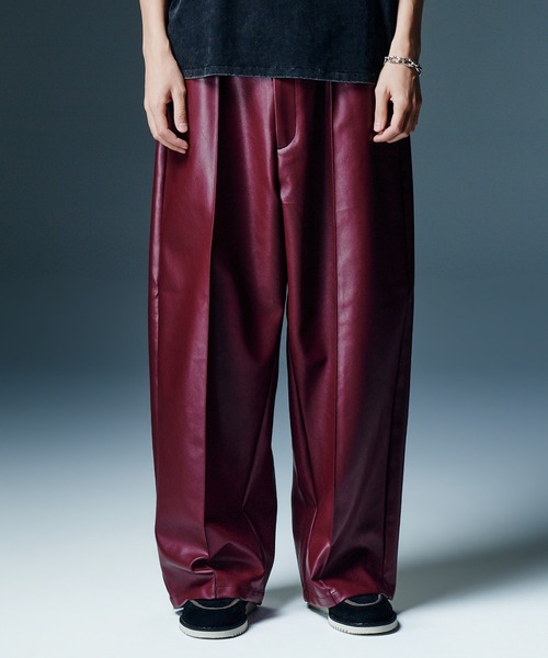 glamb(グラム)の「Synth Leather Baggy Slacks / シンセレザーバギースラックス(スラックス・メンズ・ブラック/ワイン・S/M/L)」の1枚目の写真