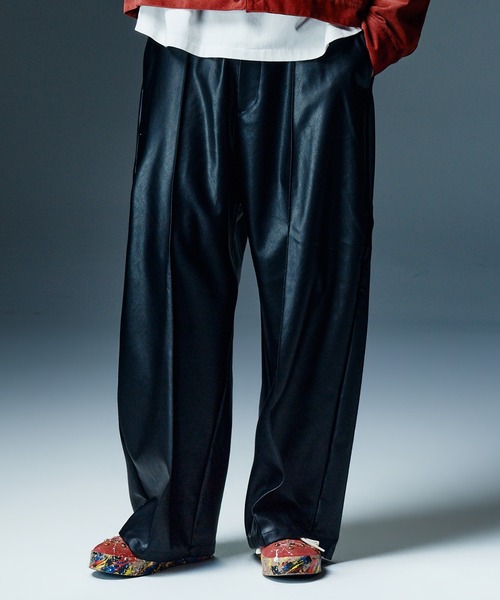glamb(グラム)の「Synth Leather Baggy Slacks / シンセレザーバギースラックス(スラックス・メンズ・ブラック/ワイン・S/M/L)」の2枚目の写真