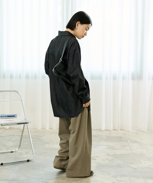 FREAK'S STORE(フリークスストア)の「リヨセル デニムシャツ/オーバーサイズデニムシャツ/ショート丈デニムシャツ(シャツ/ブラウス・レディース・ブラック/ネイビー/ブルー・MEDIUM/SMALL)」の5枚目の写真