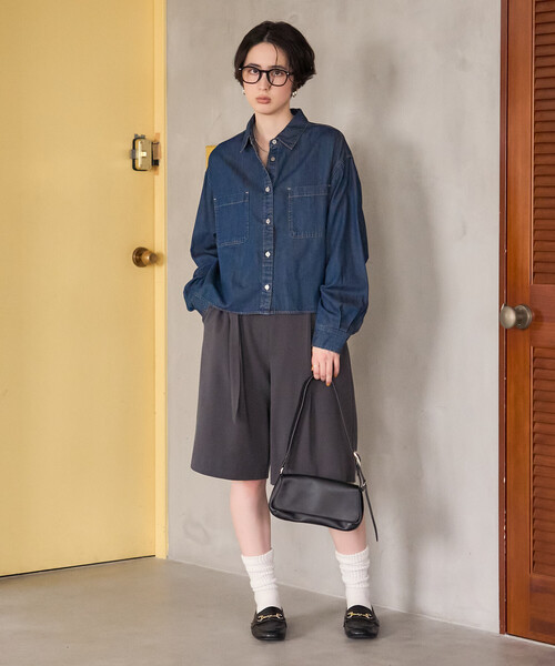 FREAK'S STORE(フリークスストア)の「リヨセル デニムシャツ/オーバーサイズデニムシャツ/ショート丈デニムシャツ(シャツ/ブラウス・レディース・ブラック/ネイビー/ブルー・MEDIUM/SMALL)」の11枚目の写真