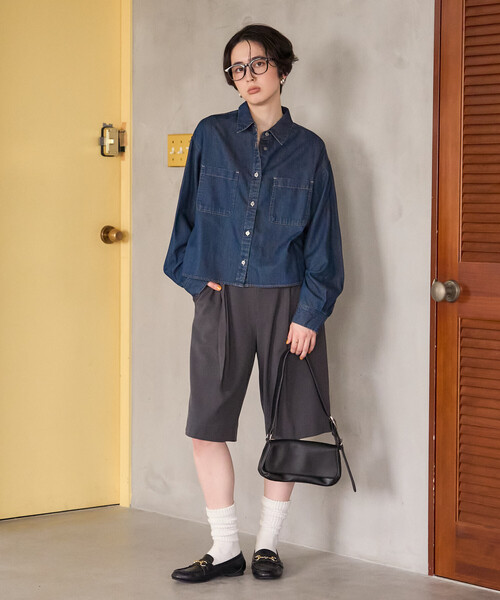 FREAK'S STORE(フリークスストア)の「リヨセル デニムシャツ/オーバーサイズデニムシャツ/ショート丈デニムシャツ(シャツ/ブラウス・レディース・ブラック/ネイビー/ブルー・MEDIUM/SMALL)」の12枚目の写真