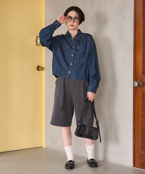 FREAK'S STORE(フリークスストア)の「リヨセル デニムシャツ/オーバーサイズデニムシャツ/ショート丈デニムシャツ(シャツ/ブラウス・レディース・ブラック/ネイビー/ブルー・MEDIUM/SMALL)」の15枚目の写真