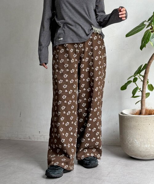 CPCM(シーピーシーエム)の「花柄ストレートデニム(デニムパンツ・レディース・ネイビー/ブラック/ブラウン・MEDIUM/SMALL)」の12枚目の写真