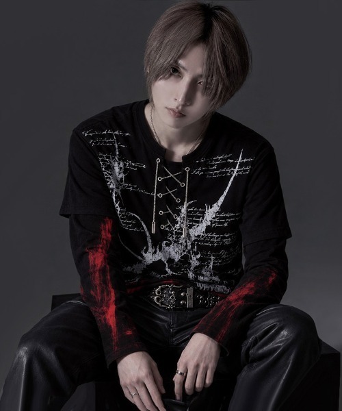 RUDOL（ルドル）の「『RUDOL/ルドル』チェーンレースアップトライバルフェイクレイヤードTシャツ（Tシャツ/カットソー・メンズ・ブラック×レッド/ブラック×ブラック・XL/L/M）」の2枚目の写真