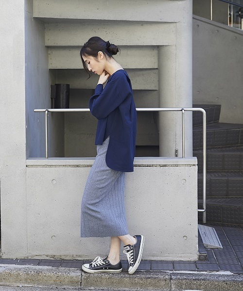 Emma Taylor（エマテイラー）の「バックロングトップス×リブニットスカート セットアップ（セットアップ・レディース・ネイビー/オフホワイト/ダークオレンジ・38/36）」の3枚目の写真