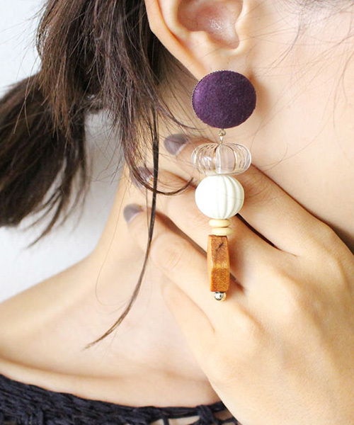 MODE ROBE（モードローブ）の「スウェード×ウッドパーツピアス（ピアス（両耳用）・レディース・ブラック/ベージュ/グリーン/パープル/イエロー/キャメル/オレンジ・FREE）」の5枚目の写真