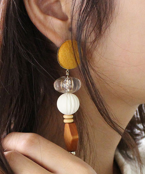 MODE ROBE（モードローブ）の「スウェード×ウッドパーツピアス（ピアス（両耳用）・レディース・ブラック/ベージュ/グリーン/パープル/イエロー/キャメル/オレンジ・FREE）」の6枚目の写真