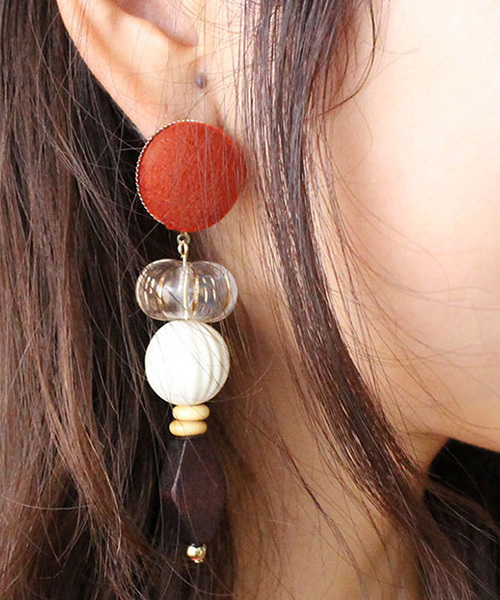 MODE ROBE（モードローブ）の「スウェード×ウッドパーツピアス（ピアス（両耳用）・レディース・ブラック/ベージュ/グリーン/パープル/イエロー/キャメル/オレンジ・FREE）」の7枚目の写真