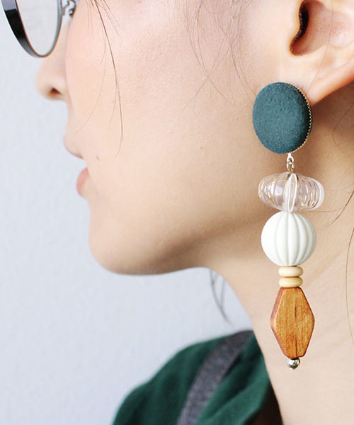 MODE ROBE（モードローブ）の「スウェード×ウッドパーツピアス（ピアス（両耳用）・レディース・ブラック/ベージュ/グリーン/パープル/イエロー/キャメル/オレンジ・FREE）」の4枚目の写真