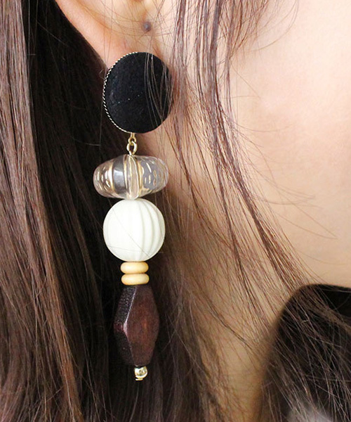 MODE ROBE（モードローブ）の「スウェード×ウッドパーツピアス（ピアス（両耳用）・レディース・ブラック/ベージュ/グリーン/パープル/イエロー/キャメル/オレンジ・FREE）」の2枚目の写真