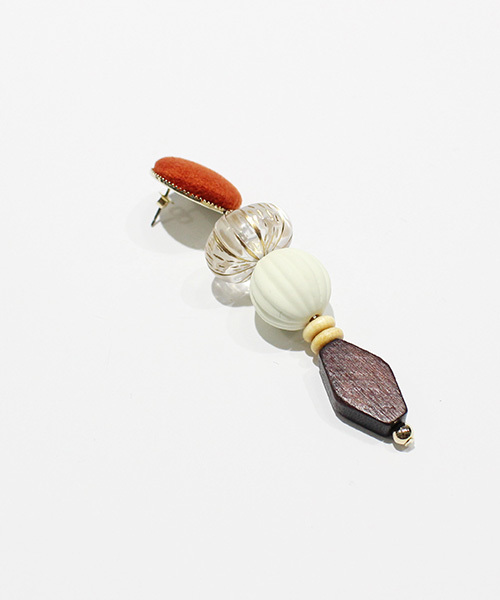 MODE ROBE（モードローブ）の「スウェード×ウッドパーツピアス（ピアス（両耳用）・レディース・ブラック/ベージュ/グリーン/パープル/イエロー/キャメル/オレンジ・FREE）」の8枚目の写真