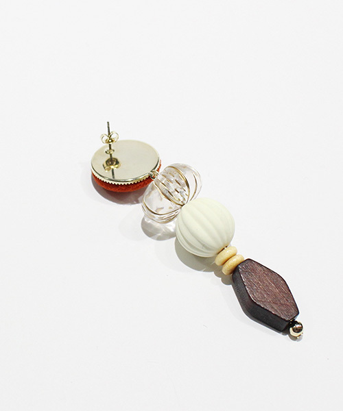 MODE ROBE（モードローブ）の「スウェード×ウッドパーツピアス（ピアス（両耳用）・レディース・ブラック/ベージュ/グリーン/パープル/イエロー/キャメル/オレンジ・FREE）」の9枚目の写真