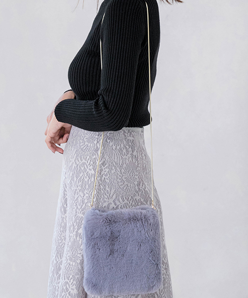 Color（カラー）の「エコファースクエアショルダーバッグ（ショルダーバッグ・レディース・ブラック/ホワイト/ブルー/スモークピンク/グレー/キャメル・FREE）」の4枚目の写真