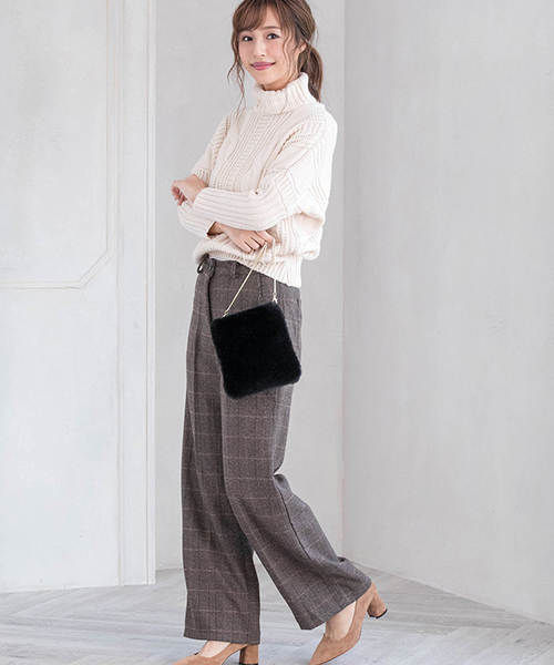 Color（カラー）の「エコファースクエアショルダーバッグ（ショルダーバッグ・レディース・ブラック/ホワイト/ブルー/スモークピンク/グレー/キャメル・FREE）」の18枚目の写真