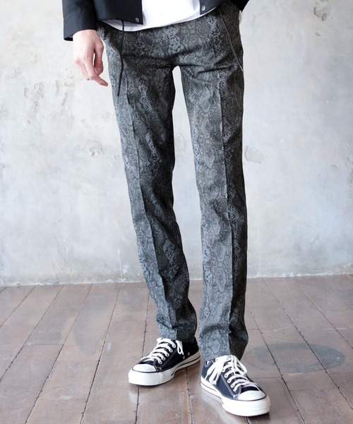 THE CASUAL(カジュアル)の「TRストレッチ スーツ地 テーパード スラックス パンツ(スラックス・メンズ・ベージュ/ストライプ/チェック/グレー/ブラック/ネイビー/テラコッタ/カーキ/ワイン/チャコール/ブラウン/ベージュ系その他/グリーン系その他/ベージュ系その他2/ベージュ系その他3/グレー系その他/ベージュ系その他4/ブラウン系その他/ブラック系その他2/グレー系その他2/ブラック系その他/ベージュ系その他5/レッド系その他/ブラウン系その他2/オフホワイト・M/L/S/XL)」の4枚目の写真