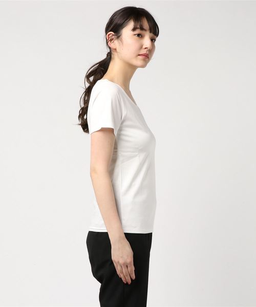 TRUDEA(トルディア)の「【接触冷感シルケット素材】 Vネック 半袖カットソー(Tシャツ/カットソー・レディース・ホワイト/ブラック/ベージュ/ネイビー・SMALL/MEDIUM/LARGE)」の6枚目の写真