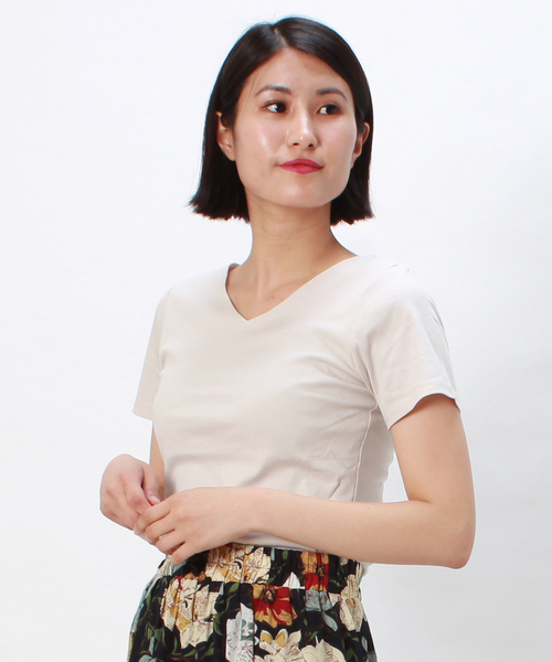 TRUDEA(トルディア)の「【接触冷感シルケット素材】 Vネック 半袖カットソー(Tシャツ/カットソー・レディース・ホワイト/ブラック/ベージュ/ネイビー・SMALL/MEDIUM/LARGE)」の2枚目の写真