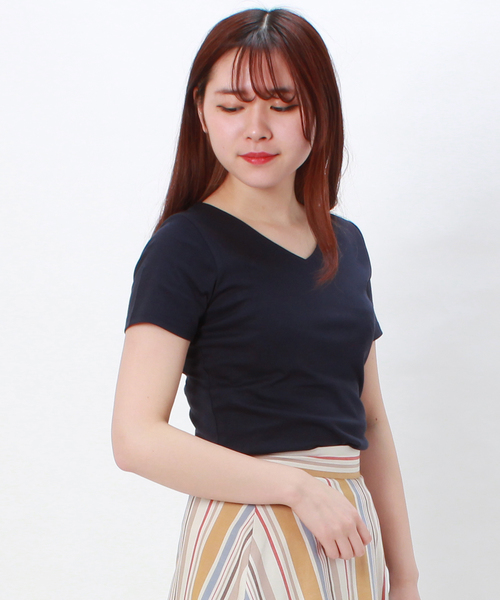 TRUDEA(トルディア)の「【接触冷感シルケット素材】 Vネック 半袖カットソー(Tシャツ/カットソー・レディース・ホワイト/ブラック/ベージュ/ネイビー・SMALL/MEDIUM/LARGE)」の4枚目の写真