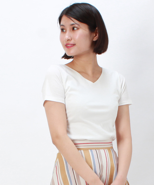 TRUDEA(トルディア)の「【接触冷感シルケット素材】 Vネック 半袖カットソー(Tシャツ/カットソー・レディース・ホワイト/ブラック/ベージュ/ネイビー・SMALL/MEDIUM/LARGE)」の3枚目の写真