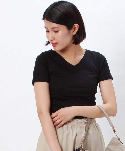 TRUDEA(トルディア)の「【接触冷感シルケット素材】 Vネック 半袖カットソー(Tシャツ/カットソー・レディース・ホワイト/ブラック/ベージュ/ネイビー・SMALL/MEDIUM/LARGE)」の1枚目の写真