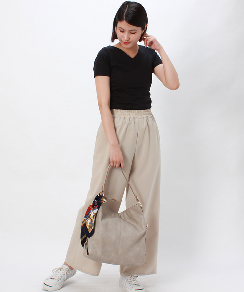 TRUDEA(トルディア)の「【接触冷感シルケット素材】 Vネック 半袖カットソー(Tシャツ/カットソー・レディース・ホワイト/ブラック/ベージュ/ネイビー・SMALL/MEDIUM/LARGE)」の12枚目の写真