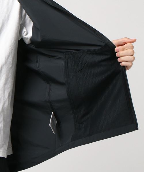 NIKE(ナイキ)の「ナイキ エッセンシャル ジャケット 856893(その他アウター・メンズ・ブラック・L/XL/M/S)」の3枚目の写真