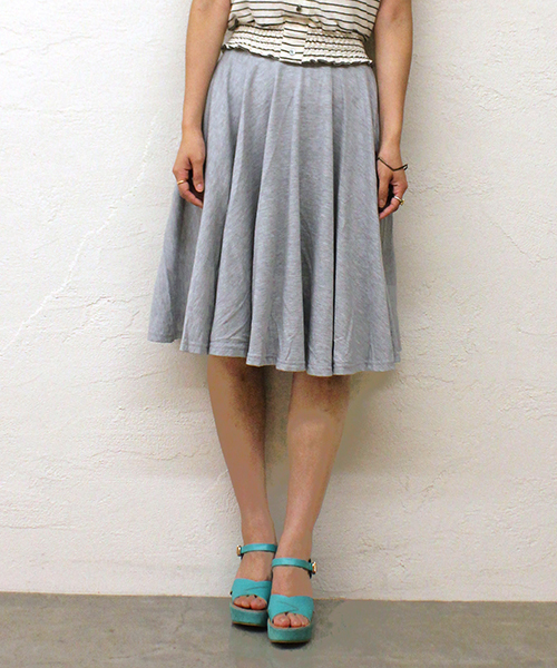 mystic(ミスティック)の「ミドル丈フレアースカート(スカート・レディース・オフホワイト/ブルー/ブラック/グレー・フリ-)」の1枚目の写真