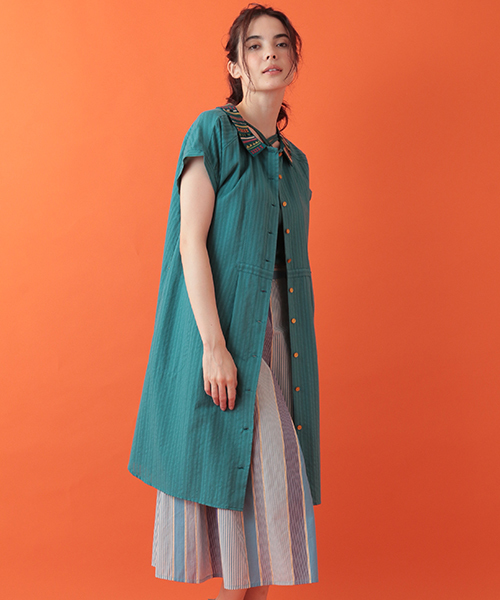 Jocomomola(ホコモモラ)の「Raya ネック刺繍ワンピース(ワンピース・レディース・ブルー/アイボリー・40/42)」の3枚目の写真