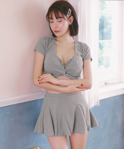 OSYAREVO（オシャレボ）の「ギャザーフリル フロントクロス ビキニ 4点セット 水着 セットアップ レディース（水着・レディース・グレー/ピンク/カーキ/ブラック・MEDIUM/LARGE/X-LARGE）」の9枚目の写真