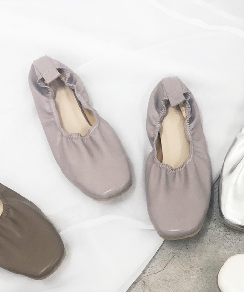 KOBE LETTUCE（コウベレタス）の「スクエアトゥギャザーフラットパンプス（パンプス・レディース・ベージュ/アイボリー/ブラック/シルバー/ラベンダー・LL/M/S/L）」の4枚目の写真