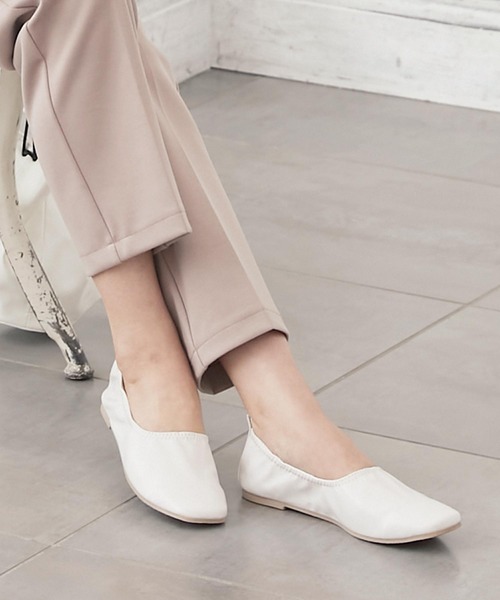 KOBE LETTUCE（コウベレタス）の「スクエアトゥギャザーフラットパンプス（パンプス・レディース・ベージュ/アイボリー/ブラック/シルバー/ラベンダー・LL/M/S/L）」の2枚目の写真