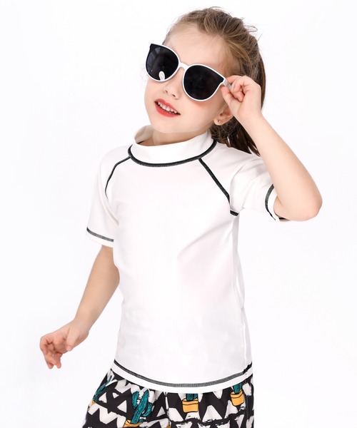 TeddyShop（テディショップ）の「キッズ水着 カラフル半袖ラッシュガードトップス（ラッシュガード・キッズ・ブラック/ネイビー/イエロー/ドット/ホワイト/ホワイト×ピンク/グレー/ライトブルー・100cm/130cm/150cm/110cm/120cm/140cm）」の10枚目の写真