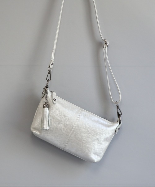 GUSCIO(グッシオ)の「【グッシオレザー】本革 ミニショルダーバッグ タッセル付き クロスボディ シュリンク(ショルダーバッグ・レディース・ブラック/モカ/カーキ/スモークピンク/シルバー系その他/ベージュ/アイボリー/シルバー/ミント/ブロンズ/レッド/グリーン/イエロー/ピンク/シルバー系その他2・FREE)」の13枚目の写真