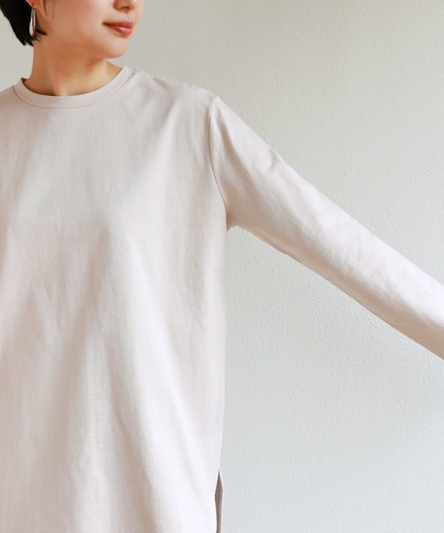 andme(アンドミー)の「コットン長袖ラウンドヘムTシャツ チュニック(Tシャツ/カットソー・レディース・ブラック/ベージュ/オフホワイト・M)」の14枚目の写真