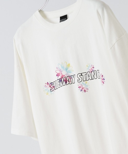 SIDEWAY STANCE（サイドウェイスタンス）の「【SIDEWAY STANCE】フラワー ロゴプリント 半袖Tシャツ（Tシャツ/カットソー・メンズ・ブラック/ホワイト・LARGE/MEDIUM/X-LARGE）」の2枚目の写真