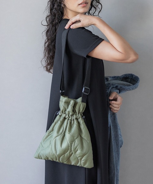 coca(coca)(コカ)の「キルティング巾着ショルダーバッグ(ショルダーバッグ・レディース・ブラック/カーキ/ベージュ/ダークベージュ・ONE SIZE)」の4枚目の写真